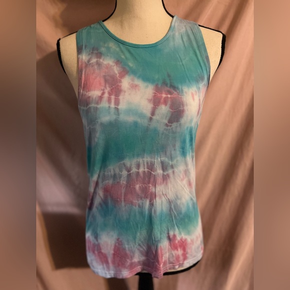 ⭐️ Bundle of 2 tie dye tanks Xs and small - Picture 7 of 7